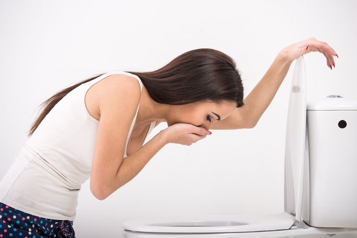 Vrouw heeft misselijkheid op het toilet, ze staat op het punt over te geven