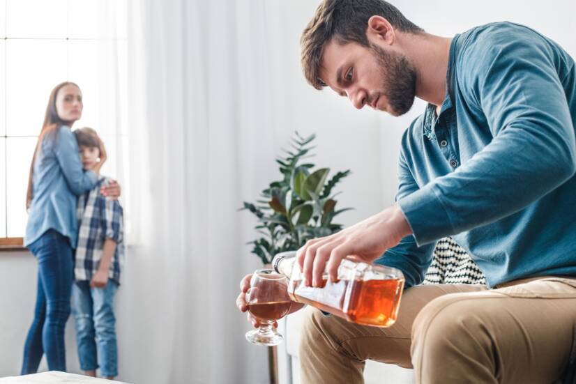 Alcoholisme: een veelvoorkomend probleem in gezinnen? Oorzaken, symptomen en stadia