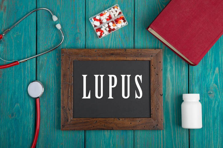 Systemische lupus erythematosus: hoe manifesteert het zich, kan het invaliditeit veroorzaken?