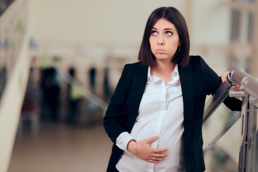 Een vermoeide zwangere vrouw na het traplopen. Bron: Getty Images