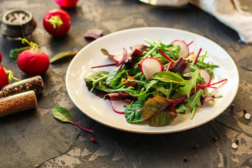 Gezonde salade van snijbiet en radijs? Hier is een eenvoudig en fit recept