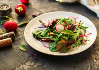 Gezonde salade van snijbiet en radijs? Hier is een eenvoudig en fit recept